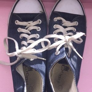 blue sneakers size 5.5